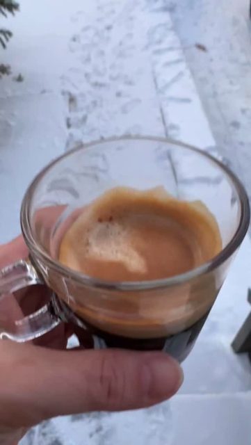 Hier à Québec, j’ai commencé la journée avec mon café, un croissant, et les décorations de Noël qui m’ont mise tout de suite dans un bon mood.

Après, j’avais une entrevue avec l’équipe des communications de ma faculté. On parlait de ma collaboration avec Sivime, ma doctorante. On était toutes les deux invitées à échanger, et ça m’a vraiment fait plaisir de mettre en lumière ce qu’on construit ensemble.

Puis j’ai rejoint Manon et Sivime pour plonger dans la logistique du Bootcamp. Trente et un membres dans la brigade à essayer d’organiser leurs horaires, ce n’est pas simple. On a passé en revue les besoins des ateliers, préparé les commandes, fait l’inventaire de tout ce que j’ai déjà pour éviter de racheter, noté le matériel techno, et réparti qui fait quoi. Une montagne de détails, mais on avançait.

Le soir, j’ai pris une pause bien méritée. Souper à l’Entrecôte avec des anciennes étudiantes extraordinaires Amira et Meriem. Ça m’a vraiment fait du bien.

Après, on est passées par le marché de Noël allemand. C’était fermé, évidemment. Mais ça ne nous a pas empêchées de prendre des photos, de rire, de glisser un peu dans la neige, et de sentir le froid jusqu’aux os.

Une journée longue, mais tellement satisfaisante. Et ce sont ces moments là, qu’on vit sans les prévoir, qui ne reviendront pas. Alors on en profite. Car chaque seconde compte…

#làtusais