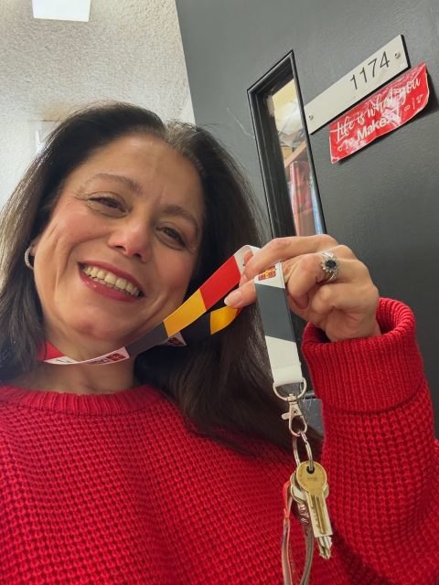 Chaque année, ma Faculté nous réserve une petite surprise au bureau.
Un cadeau. Un mot. Un vœu pour la nouvelle année.

Et chaque année, je suis étonnée de constater à quel point ce geste, pourtant tout simple, me touche.

Objectivement, c’est un tout petit cadeau.
Un mot chaleureux.
Un tour de cou aux couleurs de la Faculté.

Mais symboliquement, c’est immense.

Ça rappelle quelque chose d’essentiel qu’on oublie parfois dans nos organisations : le sentiment d’appartenance. Le fait de faire partie d’une communauté. D’une équipe. D’un « nous ».

Je me surprends presque à l’attendre comme une petite enfant attend son cadeau de Noël. C’est fou… et en même temps très révélateur.

Ce n’est ni le prix, ni la grandeur du geste qui comptent.
Ce sont l’attention, la reconnaissance, le message derrière l’objet.

Dans la vie professionnelle comme ailleurs, tout geste compte.
Vraiment.

Merci pour ces petits rappels qui font du bien et qui donnent envie de continuer à s’engager, ensemble.