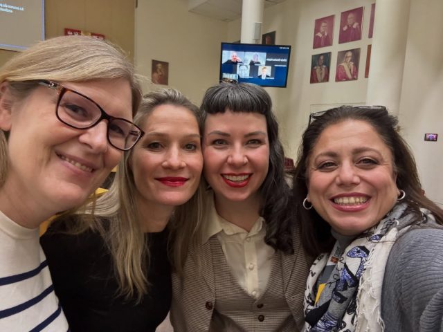 Faire un doctorat, ce n’est pas une tâche facile. Quand tu le termines, tu as vraiment l’impression d’être au sommet de l’Everest.

Mais j’ai réalisé quelque chose d’encore plus fort: c’est quand tu accompagnes une autre personne sur ce chemin, un chemin que seules les plus braves choisissent, que tu comprends ce que “mériter la gloire” veut dire.

On m’a dit un jour qu’après, on devient un Sherpa.

Et aujourd’hui, je le sens: je suis entrée dans cette autre catégorie. Celle qui ne se contente pas d’avoir atteint le sommet, mais qui sait marcher à côté, porter quand il le faut, garder le cap dans le doute, et amener quelqu’un d’autre jusqu’à sa propre victoire.

Et j’ai été chanceuse, vraiment privilégiée, de vivre ça avec Geneviève.

@fse_ulaval