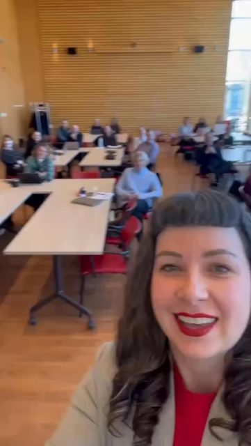 Le 2 mars, dans le cadre « Présentations des projets du chantier Études tout au long de la vie » de l’Université Laval, le Bootcamp Intelligence artificielle et humaine a été présenté à la communauté des équipes projets.

Et j’ai été représentée de façon impeccable !

Je suis au Liban, et Manon Boulanger et Geneviève Raîche-Savoie Ph.D. ont pris le relais, avec professionnalisme et impact. Manon, créatrice des horaires personnalisés. Geneviève, créatrice du logo et architecte visuelle du Bootcamp. Deux contributions différentes, mais une même signature: rendre la complexité lisible, cohérente et mobilisatrice. C’est exactement ce que cet événement veut projeter: une conception pédagogique ancrée dans le réel, et portée par une intention.

Je suis aussi profondément reconnaissante à Cathia Bergeron, à Sehl Mellouli, et au comité du chantier pour l’appui accordé à cette 2e édition. Cet appui a compté. Il a permis de consolider un dispositif centré sur les participantes et participants, fidèle à l’ambition du chantier: mettre l’humain au centre, sans compromis.

Les retours reçus après la présentation ont été très positifs, et le «buzz» observé sur les réseaux confirme quelque chose d’important: quand on conçoit une expérience réfléchie, incarnée et orientée vers l’action, ça rayonne !

Et la suite est déjà en mouvement: le Bootcamp se projette vers d’autres problématiques terrain, urgentes, structurantes. L’édition 3 aura un focus sur un enjeu émergent que j’annoncerai dans les prochains mois, une fois la prochaine édition confirmée.

Manon. Geneviève. Merci. Vous avez porté le Bootcamp avec une qualité de présence qui dit tout de la Brigade, et de ce qu’on construit ensemble.

Merci Pascal Beaudoin, Marie-Hélène C.-Bouffard Julia Gaudreault-Perron Caroline Girard, Christine Hamel Nadia Lehoux Annie Pilote André Raymond  Caroline Senécal Jean-François Sénéchal et Élise Thiboutot

#BootcampIAHumaine #UniversitéLaval #ApprentissageToutAuLongDeLaVie #ConceptionPédagogique #InnovationPédagogique