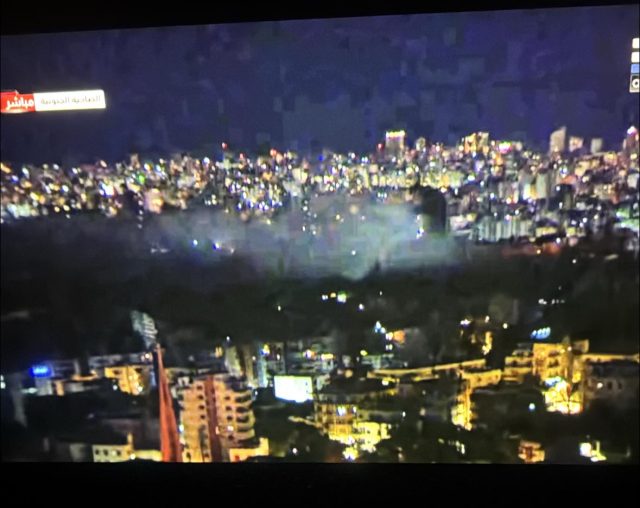 Réveillée en sursaut par le bruit violent du raid de ce soir. Mon cœur bat très vite. Et là, on attend pour savoir où c’était exactement. La peur est là, au fond de moi. Et je n’arrive même pas à imaginer ce que viennent de vivre les personnes encore plus proches de l’endroit frappé. On entend les drones israéliens et les jets militaires dans le ciel.