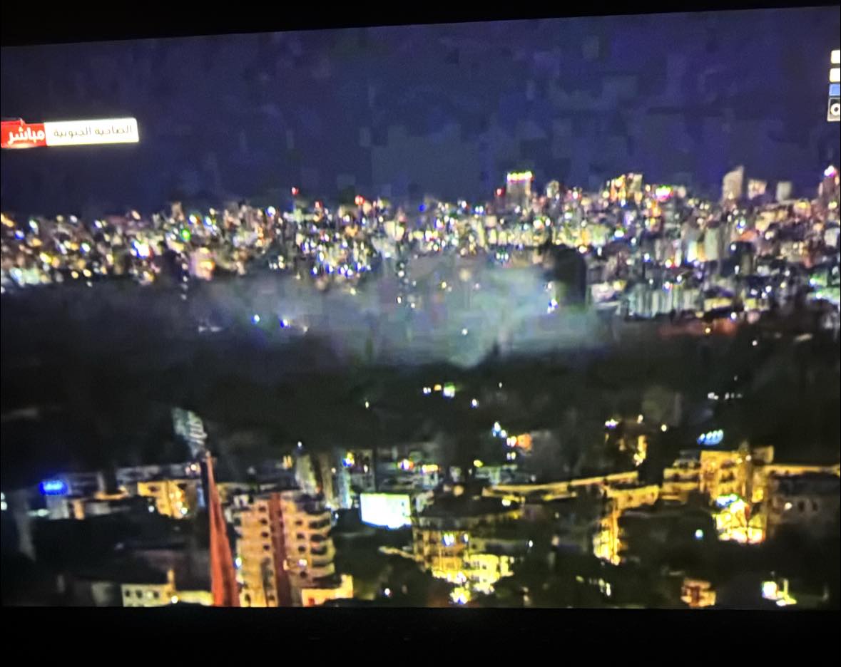 Réveillée en sursaut par le bruit violent du raid de ce soir. Mon cœur bat très vite. Et là, on attend pour savoir où c’était exactement. La peur est là, au fond de moi. Et je n’arrive même pas à imaginer ce que viennent de vivre les personnes encore plus proches de l’endroit frappé. On entend les drones israéliens et les jets militaires dans le ciel.