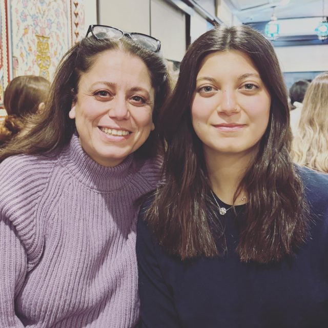 Sa fête approche, mais je n’ai pas pu attendre jusqu’au 24 avril pour écrire ça. 
Cette fille, c’est ma fille, mais elle est aussi ma meilleure amie. 
Quand je pense à mon bonheur, c’est son visage que je vois, c’est sa voix que j’entends, c’est son hug que je cherche et que je n’ai jamais assez. 
Nos soirées Netflix, nos soirées portfolio, nos soirées à se plaindre de tout et de rien, nos soirées tout court, ce sont elles qui me gardent vivante. 
Elle a quitté Concordia quand j’ai décidé d’aller à Québec, pour rester avec moi. Elle me fait des surprises quand je ne m’y attends pas. Je reviens parfois et je trouve des ballons, un lion, un poème, ou tout simplement mon lit lavé, ma chambre rangée, la cuisine vide comme je l’aime. Des petits gestes qui, pour beaucoup, sembleraient insignifiants, mais qui pour moi sont un immense langage d’amour. 
Elle me comprend. Parfois même, pour vrai, c’en est presque dérangeant à quel point elle me connaît. 
Elle est mon tout, et je ne la célèbre pas juste le 24 avril. Je la célèbre tous les jours.