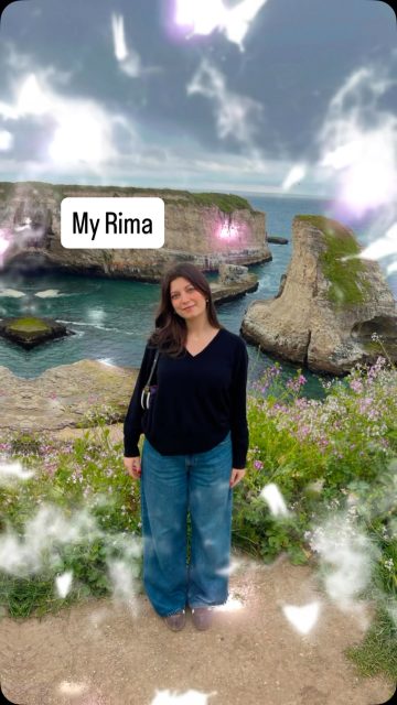 Aujourd’hui, c’est l’anniversaire de ma Rima.

Je me rappelle encore le couloir de l’hôpital, rempli de fleurs. Les autres patients n’en croyaient pas leurs yeux. Ils demandaient si c’était mon premier bébé, pour qu’il y ait autant de fleurs.

On leur répondait : non… mais notre princesse est enfin là. Alors, forcément, le monde entier célèbre.

Depuis ce jour, elle remplit ma vie de beauté, de tendresse, de rires et d’amour.

Un jour, elle rencontrera son prince charmant, ou elle trouvera le poste de ses rêves ailleurs, et elle quittera la maison. Mais d’ici là, je la colle, je la garde près de moi, et je profite de chaque instant avec elle.

Joyeux anniversaire, ma @rima2442 . 
Mon bonheur porte ton visage.