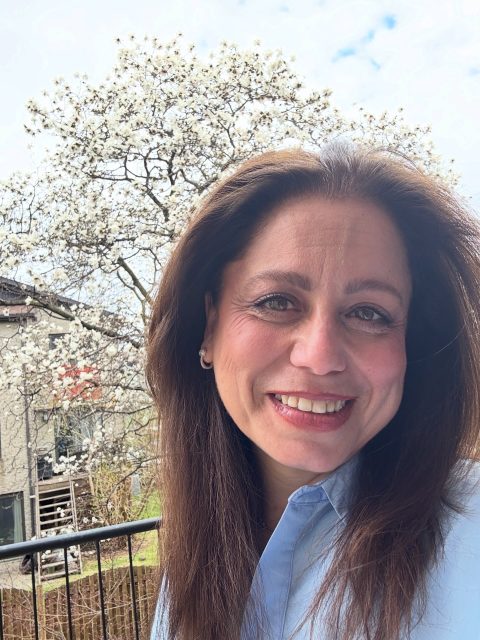 Chaque printemps, cet arbre me rappelle la gratitude.

Il n’est pas chez moi. Il est dans le jardin des voisins. Mais il est juste en face de mon balcon, tellement proche que j’ai l’impression qu’il m’accompagne.

Pendant quelques jours, il devient tout blanc. Puis, quand le vent souffle, son parfum entre chez moi. Et chaque fois, ça me fait sourire.

Aujourd’hui, plus que jamais, je suis reconnaissante pour cet arbre. Pour sa beauté. Pour son odeur. Pour ce petit cadeau des voisins… et de la vie.

#làtusais #gratitude