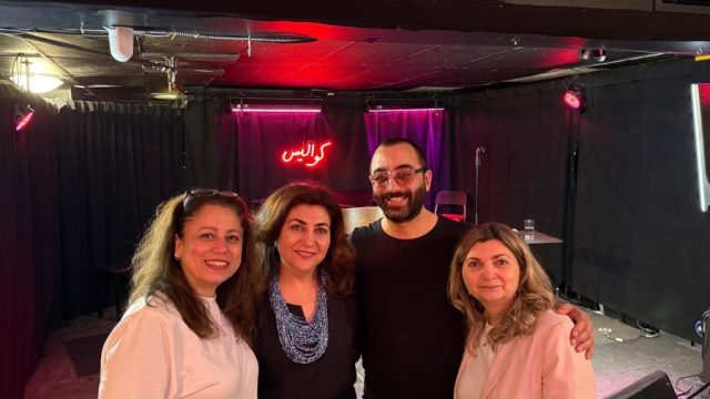 Ce soir, j’ai passé une excellente soirée à Kawalis avec mes voisines …et quel bonheur. ❤️

@estroubia Johny Hage a ce talent rare de faire disparaître la scène. À aucun moment on n’a eu l’impression d’assister à un spectacle. On riait comme si on était tous réunis dans son salon, chez lui, entre amis, autour d’une conversation improvisée.

Il y avait une complicité incroyable entre lui et le public libanais, une énergie naturelle, chaleureuse et tellement libanaise. On se reconnaissait dans les histoires, dans les références, dans les petits détails du quotidien qui nous faisaient éclater de rire.

Je suis repartie le cœur léger, avec le sourire et cette impression d’avoir passé la soirée en famille.

Si vous avez l’occasion de voir Estroubia, allez-y. Vous ne verrez pas seulement un humoriste. Vous vivrez une expérience où toute la salle devient partie prenante de l’histoire. 🇱🇧😂