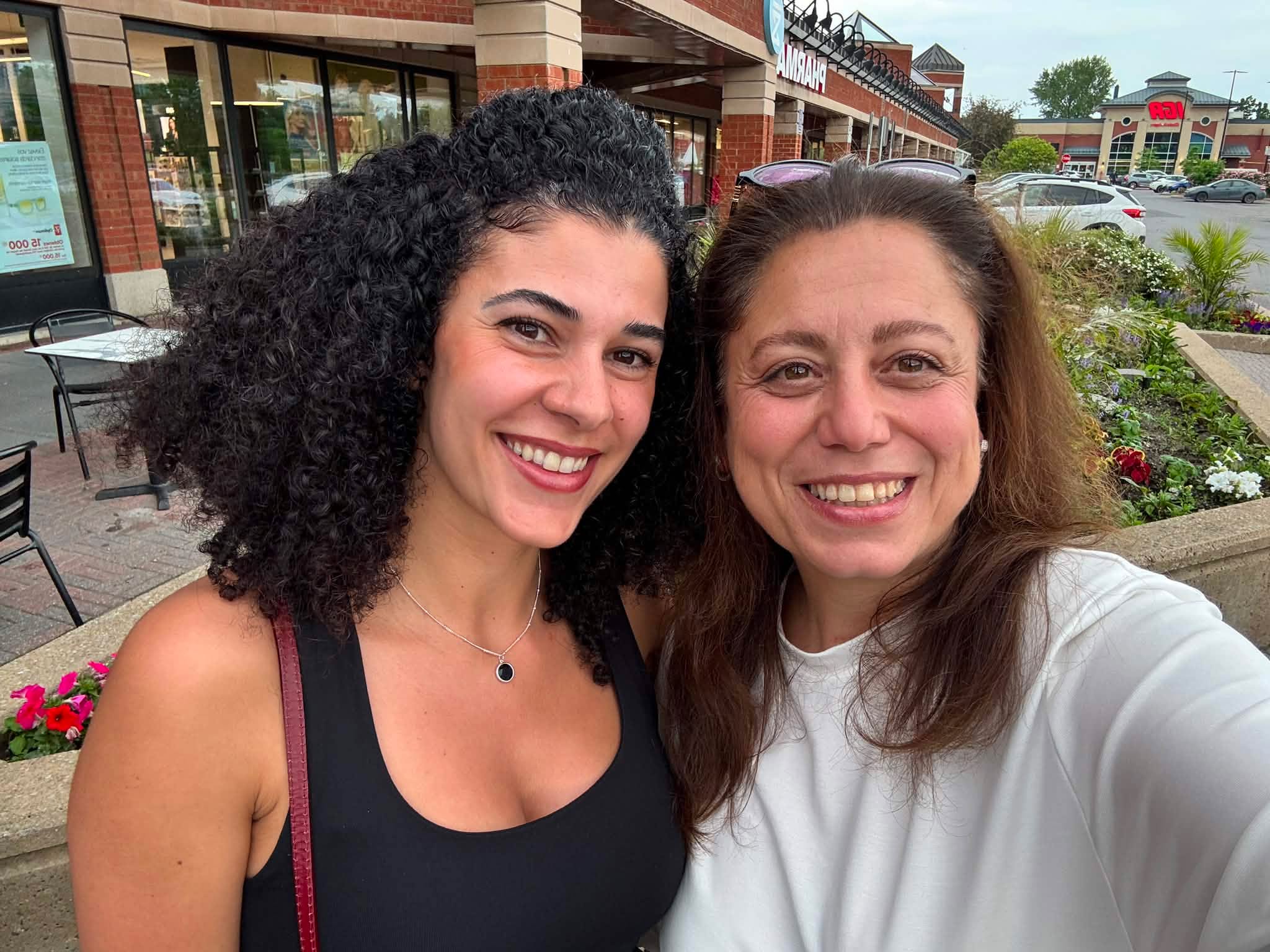 Il y a des rencontres qui font du bien.

Cet après-midi, j’ai passé près de deux heures avec @Kinda khalil, une ancienne élève du CPF Beyrouth Collège protestant français au Liban, lorsque j’y enseignais les arts plastiques. 🇱🇧

Quelle bouffée d’air frais.

J’ai retrouvé une jeune femme profondément engagée, dont le cœur est partagé entre le Liban, la France et le Canada, et qui a tout mis en œuvre pour recueillir des fonds afin de soutenir nos compatriotes après l’explosion du port de Beyrouth.

Au fil de notre conversation, nous nous sommes presque transformées en analystes politiques. Nous avons partagé nos inquiétudes, confronté nos lectures de la situation et exploré ensemble différentes hypothèses. Kinda m’a proposé des perspectives auxquelles je n’avais pas pensé, mais qui faisaient énormément de sens. J’ai quitté cette rencontre enrichie.

Jamais je n’aurais imaginé qu’un jour, près de 19 ans après le CPF, nos chemins se recroiseraient à l’Île-des-Sœurs.

Et pourtant, ce qui m’a frappée, ce n’est pas seulement le temps qui a passé. C’est l’impression qu’il ne s’était jamais écoulé. Comme si nous avions continué à nous parler toutes ces années.

Je crois que c’est parce que nous partageons les mêmes valeurs, le même attachement à notre pays et la même volonté de ne jamais rester silencieuses devant l’injustice.

Merci, Kinda, pour cette conversation aussi stimulante que réconfortante. Ce sont ces échanges qui redonnent de l’énergie et de l’espoir, et qu’on va continuer. ❤️🇱🇧