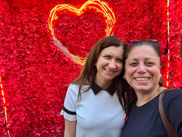 Quand deux Libanaises se retrouvent, même le décor comprend le thème de la conversation. ❤️🇱🇧