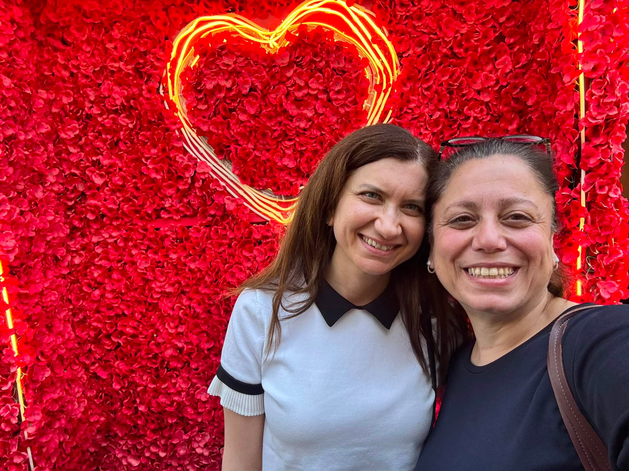 Quand deux Libanaises se retrouvent, même le décor comprend le thème de la conversation. ❤️🇱🇧