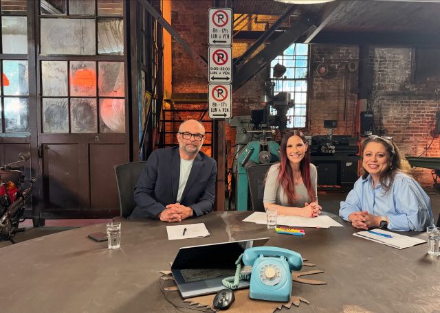 Très belle expérience de tournage aujourd’hui pour l’émission Le Parloir, animée par Félix Séguin et Annie-Soleil Proteau.

J’ai été invitée à contribuer à un segment sur l’IA au service de la fraude : comment ces stratagèmes fonctionnent, pourquoi ils explosent, et surtout comment le public peut mieux s’en protéger.

Ce que j’ai voulu rappeler :

Il faut arrêter de réduire les fraudes à un manque de vigilance ou d’esprit critique.

Les fraudeurs n’attaquent pas notre intelligence. Ils attaquent notre humanité : nos émotions, notre confiance, nos liens, nos peurs, nos espoirs, nos moments de fatigue ou de fragilité.

L’IA n’a pas inventé la fraude. Elle la rend plus crédible, plus rapide, plus personnalisée et plus difficile à vérifier.

Notre meilleure défense, c’est la cyberrésilience humaine : anticiper, résister, se rétablir et s’adapter.

Anticiper, c’est se préparer avant la crise.
Résister, c’est ralentir au moment critique.
Se rétablir, c’est documenter, signaler et demander de l’aide.
S’adapter, c’est apprendre et ajuster nos réflexes.

La cyberrésilience, ce n’est pas vivre dans la peur. C’est développer notre capacité d’agir.

Merci à toute l’équipe pour l’accueil et cette belle discussion, et à @lizellechoquette_makeupartist pour les retouches!