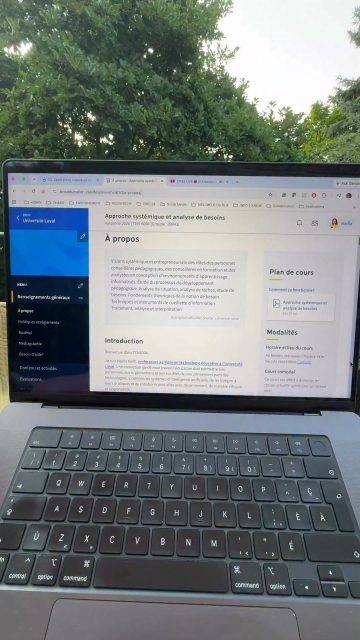 Mes plus beaux moments sont ces moments de flow où je passe des heures à imaginer l’expérience que je veux faire vivre à mes étudiantes et à mes étudiants dans mes cours.

Sur mon balcon, avec mon jardin, le vent, ma musique et mon écran devant moi… je redessine tout pour cet automne.

Le monde change. Nos réalités changent. Nos cours doivent changer aussi.
